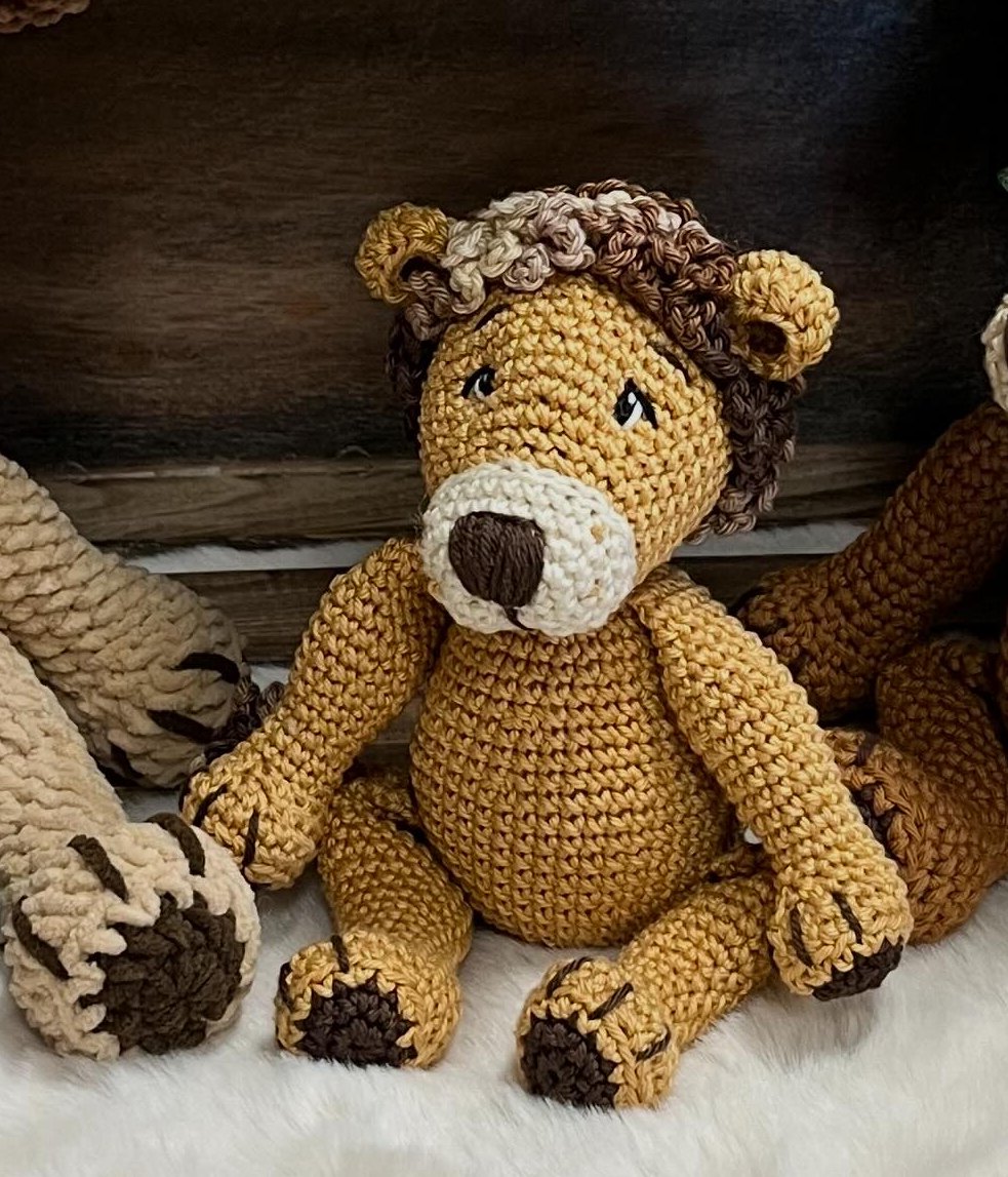 Kleine gehaakte leeuw met krullende manen