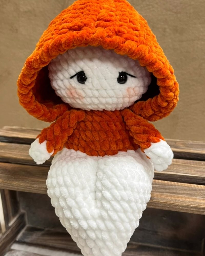 Gehaakt spookje met een oranje capuchon