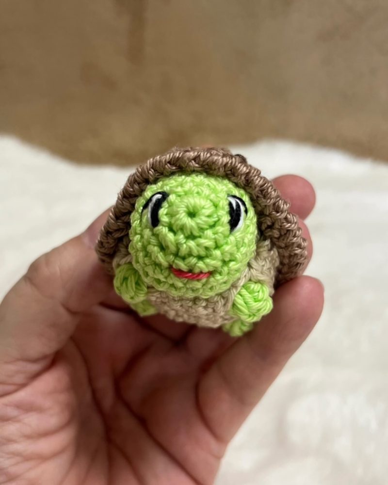 Klein gehaakt schildpadje in een hand